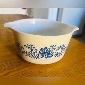 Pyrex Homestead Cream and Blue Floral Baking Dish no chips or cracks